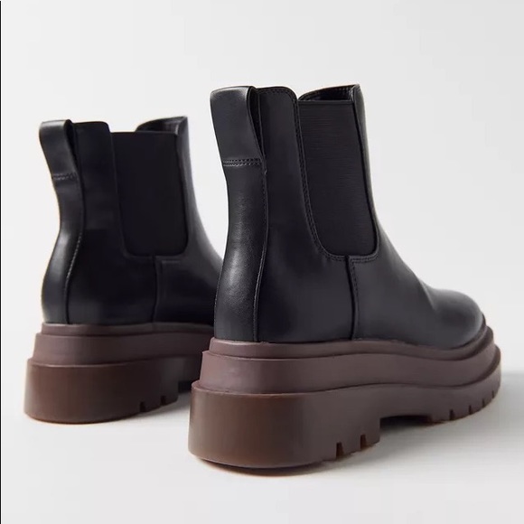 UO Chunky Chelsea Boots - Picture 3 of 4